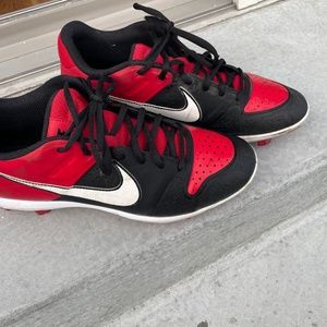NIKE SIZE 8 - Baseball Cleats